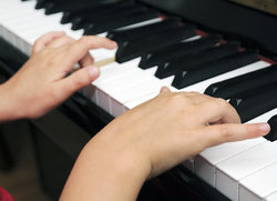 Hände, die auf einem Klavier liegen. Foto: Thomas Weinstock/Kreis Soest