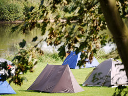 Zelte auf einer Wiese. Foto: Barbara Gromadzki - Fotolia