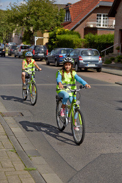 Radfahrer müssen im Straßenverkehr noch vorsichtiger sein als Fußgänger. Damit Du alles richtig machst, macht die Polizei in der 4. Klasse viele praktische Übungen mit Dir. Foto: www.verkehrswacht-medien-service.de