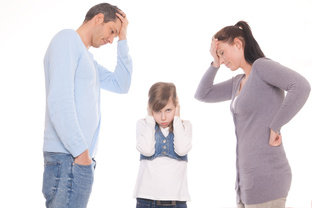 Manchmal verstehen sich Kinder und Eltern nicht. Die Kinder möchten sich am liebsten die Ohren zuhalten und die Eltern wissen nicht, was sie tun sollen. Hier können Fachleute vom Jugendamt helfen. Sie beraten und unterstützen die Familien. Foto: © detailblick - Fotolia.com