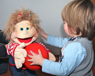 Manchmal werden Kinder zu früh geboren oder entwickeln sich nicht so wie andere. Eine Heilpädagogin des Kreises spielt dann mit dem Kind auf eine besondere Art und Weise, um es zu fördern. Sie hilft auch den Eltern, wenn sie Fragen haben. Foto: Volker Jänsch