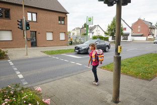 Wenn Du über die Straße gehen möchtest, dann am besten an einer Ampel oder an einem Zebrastreifen. Das ist sicherer. Foto: Foto: www.verkehrswacht-medien-service.de