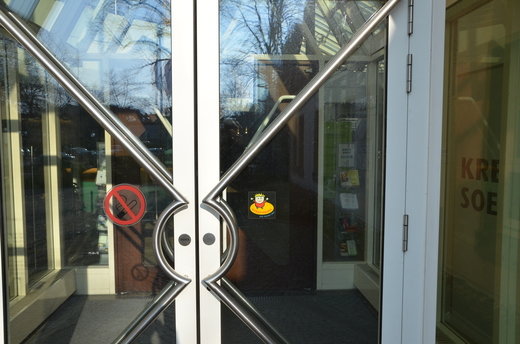 So sieht der Schutzinsel-Aufkleber auf der Tür am Kreishaus aus. Hier und in jedem Geschäft mit diesem Aufkleber bekommst Du Hilfe, wenn Du in Not bist. Foto: Mathias Keller/Kreis Soest
