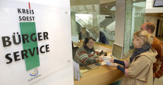 Im Bürgerservice werden die Besucher empfangen. Sie können viele Dinge direkt dort erledigen, zum Beispiel Autokennzeichen abholen. Foto: Thomas Weinstock/Kreis Soest