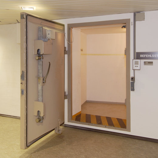 Das ist die Tür des Bunkers. Sie ist so schwer zu öffnen und zu schließen, dass sie immer offen steht. Heute dient der Bunker als Archiv. Neben dem Bunker konnten noch einmal 1.000 Menschen in einem großen Raum Schutz finden. Dieser wird heute als Tiefgarage genutzt. Foto: Thomas Weinstock/Kreis Soest