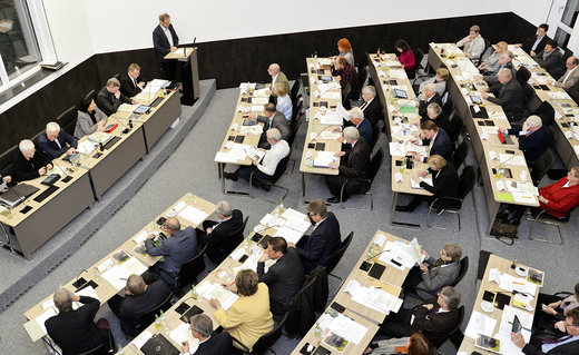 Der Kreistag ist eine Art Parlament des Kreises Soest. Hier siehst Du die Politiker bei der Arbeit im Sitzungssaal. Foto:  Thomas Weinstock/Kreis Soest