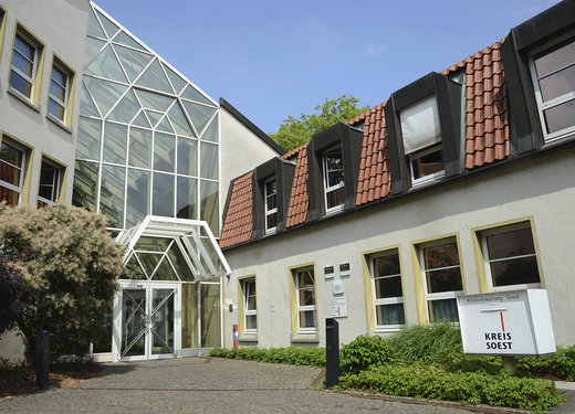 Das ist der Eingang zum Kreishaus. Hier können Du und Deine Eltern viele Dinge erledigen. Welche das sind, kannst auf dieser Website entdecken. Foto: Thomas Weinstock/Kreis Soest