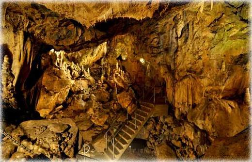 Die Bilsteinhöhle ist 1850 Meter lang. Das ist genauso lang wie 450 Autos, die hintereinander parken. Foto: Bilsteintal.de