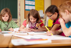 Kinder haben das Recht auf Bildung. Das heißt, dass sie das Recht haben, in die Schule zu gehen und zu lernen. Viele Kinder auf der Welt dürfen nie in eine Schule gehen. Wie fändest Du das? Foto: © Christian Schwier - Fotolia.com