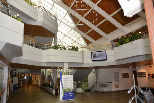 Das ist die Eingangshalle des Kreishauses. Am Ende des Ganges kannst Du die Kantine sehen. Links geht es zum Bürgerservice, rechts befinden sich Büros und darunter ist im Keller der Bunker untergebracht. Foto: Maren Reinecke/Kreis Soest