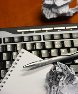 Manche Menschen sind am Kreativsten, wenn Sie mit Papier und Stift schreiben. Anderen gelingt es am besten am Computer. Foto: Judith Wedderwille/Kreis Soest