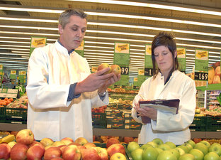 Hier prüfen Lebensmittelkontrolleure Obst in einem Supermarkt, ob es so an Dich verkauft werden darf. Foto: Thomas Weinstock/Kreis Soest